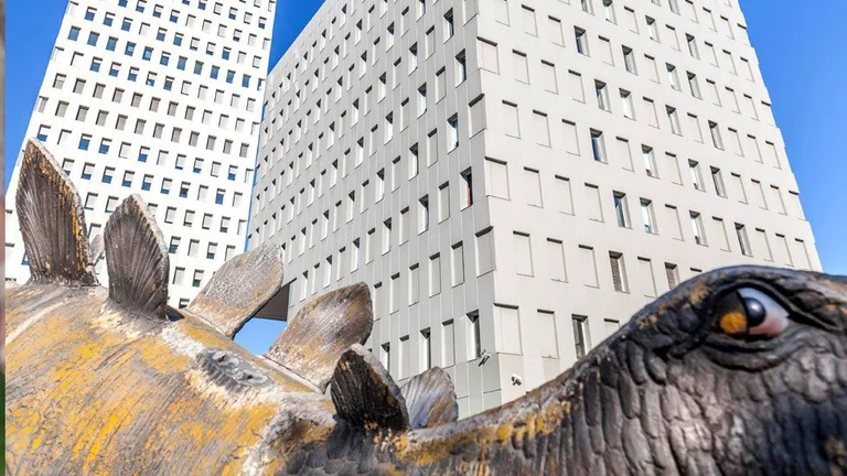 Mystery: Ein fehlender Körper der Person liegt in einer Dinosaurierfigur