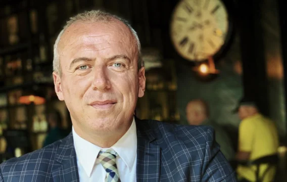 candidato della Corte costituzionale incaricato di rubare alla prova e di essere buttato fuori