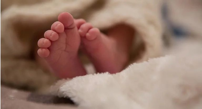 Muerte de bebé en Gjilan: 30 días de arresto domiciliario para ginecólogo
