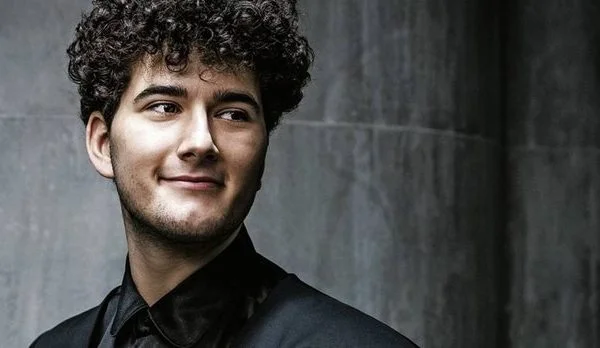 Latif commente le succès de John à Eurovision : Que peuvent apprendre les familles albanaises de son exemple ?