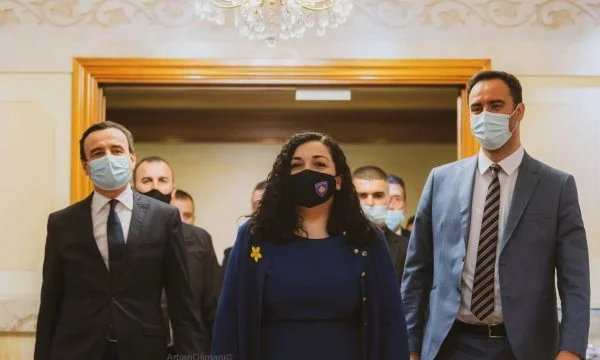 Kurti, Osman und Konjufca schicken ihm einen Brief.