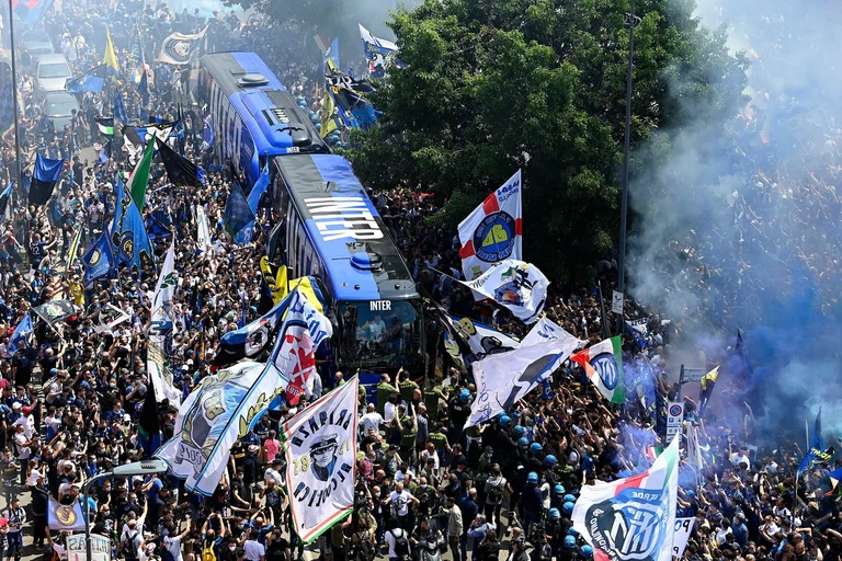The crazy Inter fan party in front of the victory bus with football players is the greatest thing you'll ever see today.