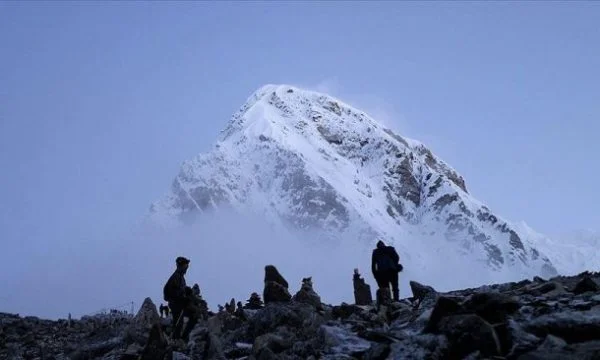 Más de 100 casos de COVID-19 reportados en el Monte Everest