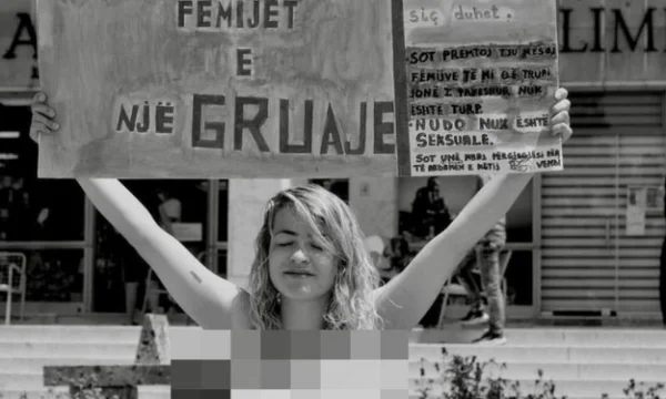 Tirana donna protesta completamente nudo