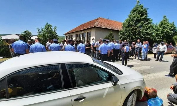 Spannungen in Kamenica: Dutzende von Bewohnern sammeln, benutzen Polizei Spray-