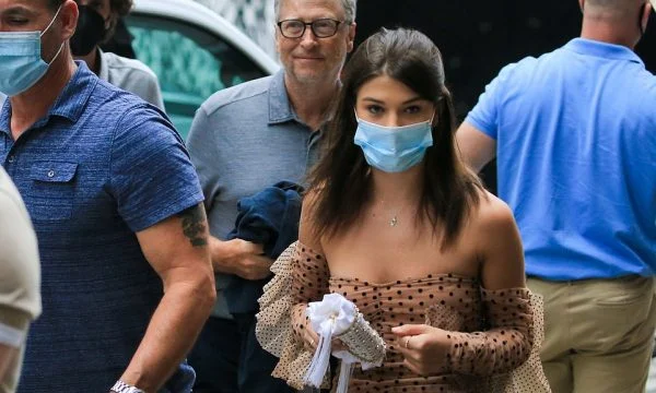 Bill Gates riemerge in pubblico accanto alla ragazza di 18 anni, indossa ancora l'anello