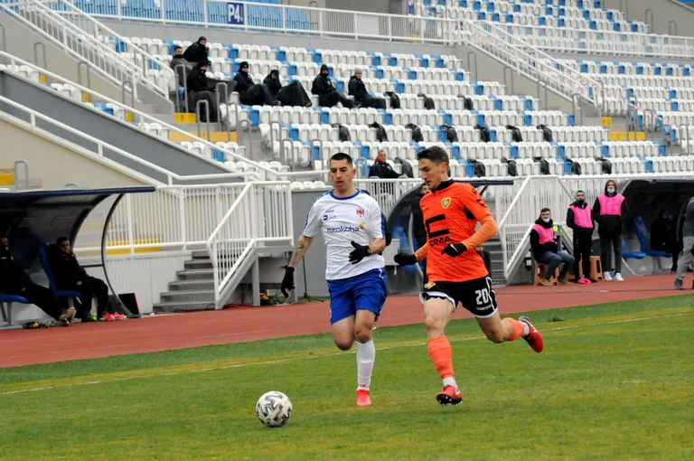 Zweiter Platz gehört zu Light, Trepca 89 in der gleichmäßigen Arberia begrüßt von Superliga zusammen mit Mutter