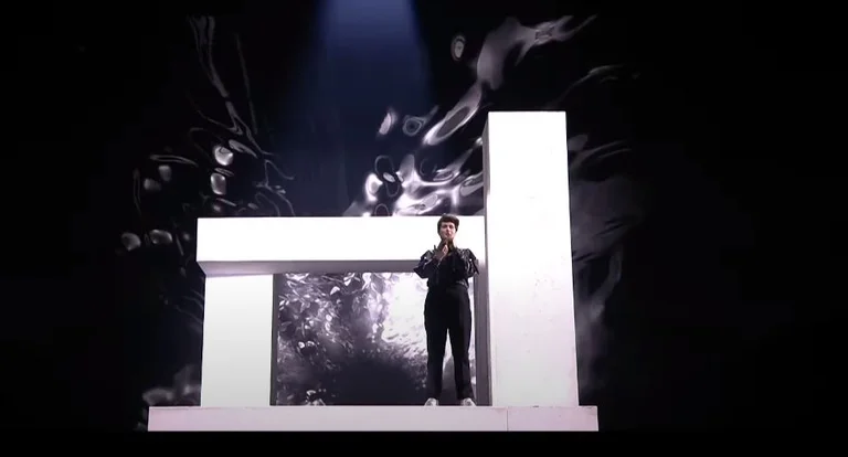 John Muarremaj überraschte die Aufführung im Finale von Eurovision
