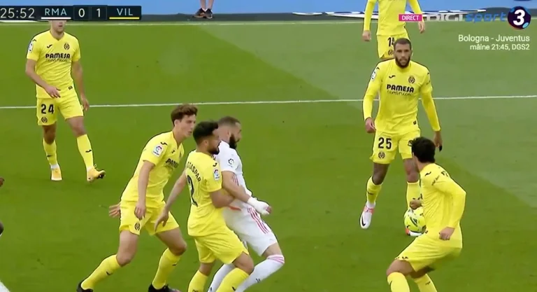 Vidhet Real Madrid, der Spieler von Vilarrel, hat den Ball nur von Hand verpasst, aber der Richter hat die Strafe nicht bezahlt