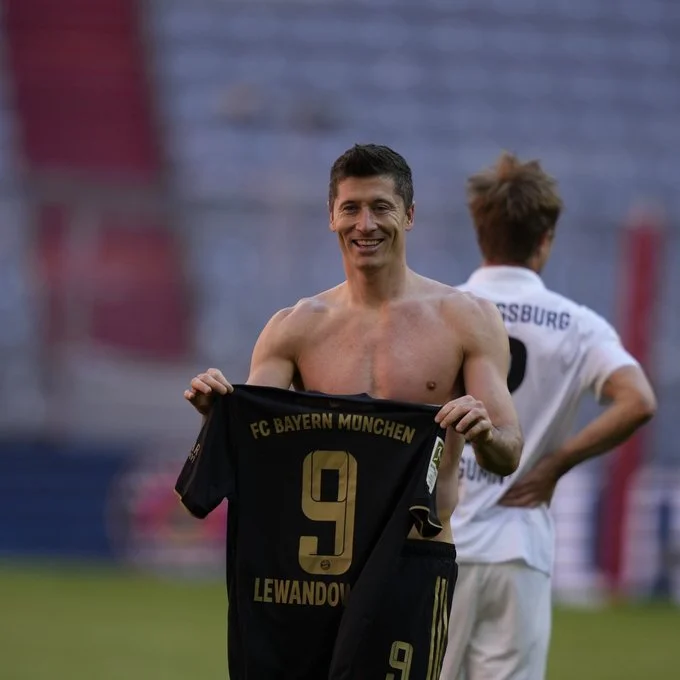 In the last minute of the season's last match, Lewa broke the extraordinary Bundesliga record