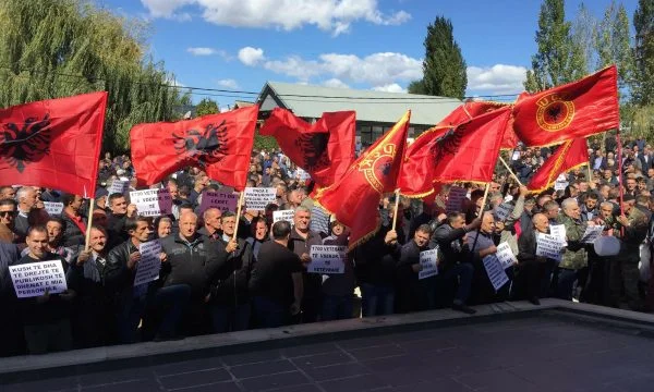 Los veteranos del KLA amenazan las protestas a menos que sus pensiones aumenten