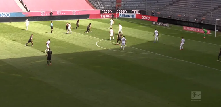Bairn Munich est tout simplement inarrêtable, voir comment il force Augsburg à marquer l'autogong par la pression