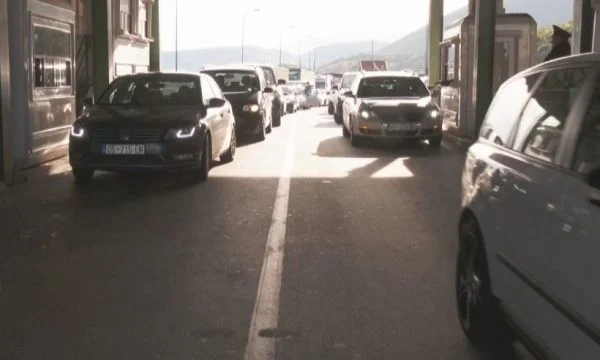 Lange Linien in Morina, Tausende Kosovaren nach Albanien am Wochenende