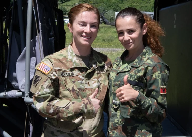Eines aus dem Kosovo und das andere aus Albanien sind Piloten, die von den USA lobten