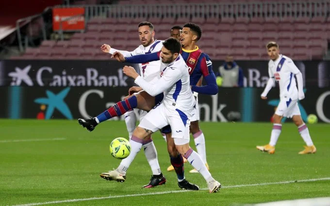 Oggi si svolge il gioco tra Eibari e Barcellona, queste sono formazioni ufficiali