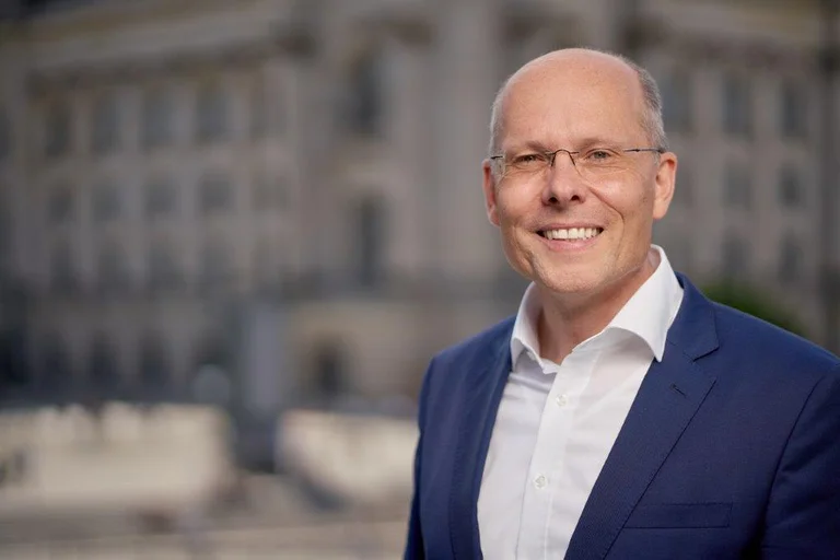 German Eurodeput: Kurt must do his homework, establish Zajednica or stay in class.