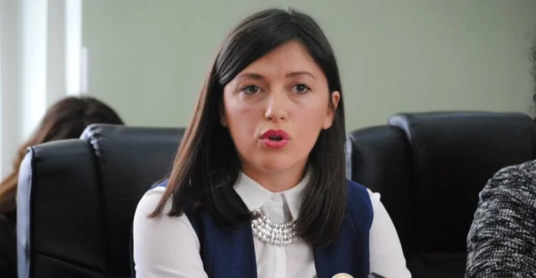Albulena Haxhiu merr vendimin e parë si ministre e Drejtësisë