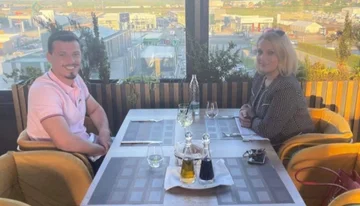 Andrew Thaci publie une photo avec sa mère: Béni Chaque instant à côté d'elle
