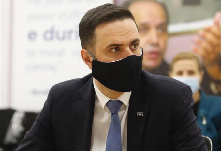 Obadiah bestätigt Kurti Meeting: Ja, ich will.