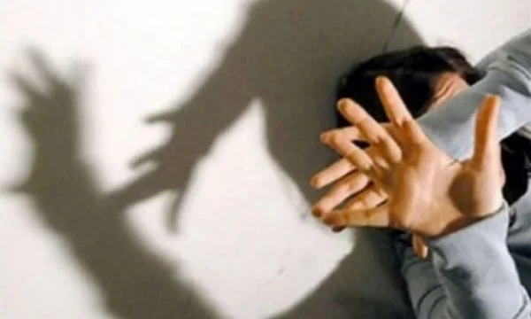 43-vjeçari shqiptar në Itali bëhet xheloz për gruan dhe e rreh me lopatë
