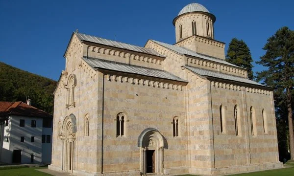 El gobierno de Kurti calla sobre el monasterio de Decani después de la declaración de Quinn