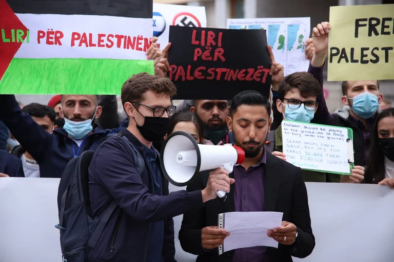 Two gears are held in Kosovo: One in support of Israel, the other Palestine