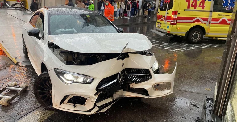 Mercedes crashed into a goldsmith in Switzerland, two Kosovars involved in the accident