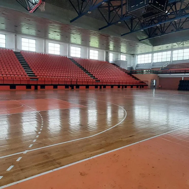 Centro de vacunación de la Unión y ocho clubes se quejan en la municipalidad de Prizren