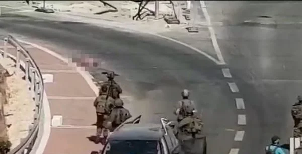 Seule une Palestinienne fait face à des soldats israéliens