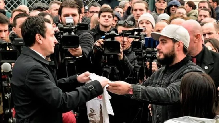 Ehemaliger VVA-Aktivist Kurt: Sie haben uns zum Tode geschickt, heute sitzen Sie Schamlos am Schamtisch.