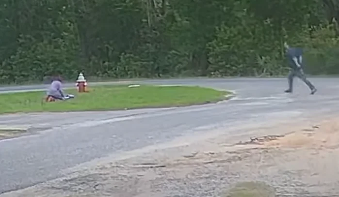 El momento en que un hombre intenta atrapar a un niño de 11 años (Vídeo)