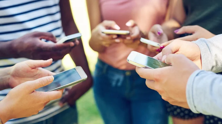 Les adolescents qui passent plus de neuf heures en réseau social sont menacés par la dépression