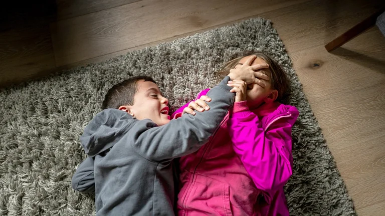 Rivalry entre hermanas y hermanos: Como padres, puede arruinar las relaciones entre niños