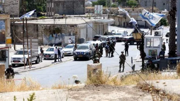 Israeli forces kill Palestinian, say he has guns but beat journalists