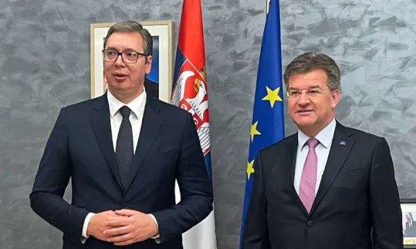 Lajcak trifft sich zuerst mit Vuciqi, serbischer Präsident sagt, er hat “nice chat” mit ihm