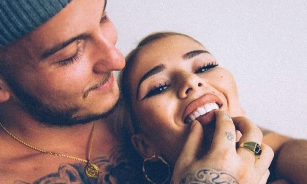 Il ragazzo è Mozik, pubblica la foto di Loredana con i bambini.