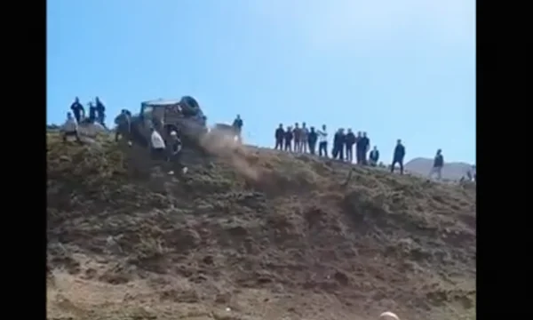 Ça arrive au Kosovo : les voitures écrasent presque le public qui regarde les courses