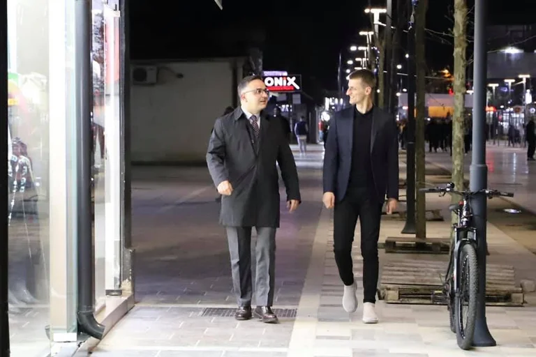 Tahiri présente le prochain candidat à l'assemblée municipale de Podujevo
