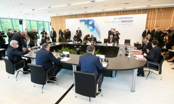 Brdo-Bryn: Vjosa Osmani en una mesa con Alexander Vuchqi