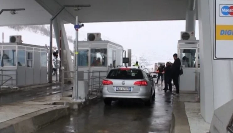 Il ministro Blendi Klosi mostra se la tassa sarà rimossa su Nation Street