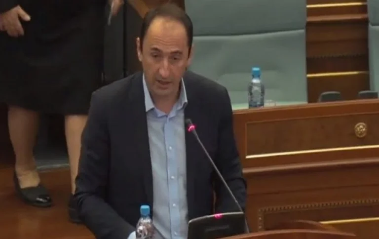 Libun Aliu y Ramush Haradinaj chocan contra la carretera Decan-Plav