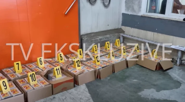 Stanno mostrando immagini di casse di cocaina catturate a Lipjan: L'American DEA li ha seguiti con GPS