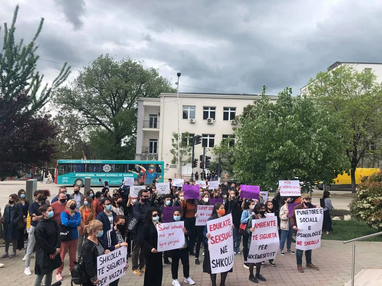 Protest auf den sechsjährigen Mädchenangriff: Aktivisten sagen Angstvolle Realität für Mädchen in Kosovo