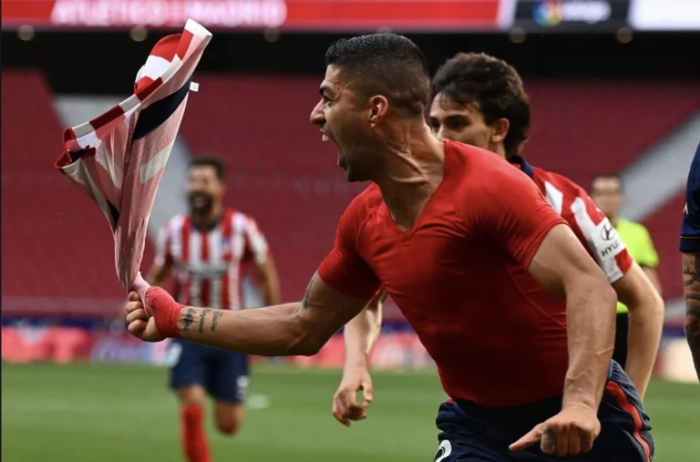 Atlético Madrid triunfa con sensacional colapso y sostiene el primate, el Real Madrid no se rinde