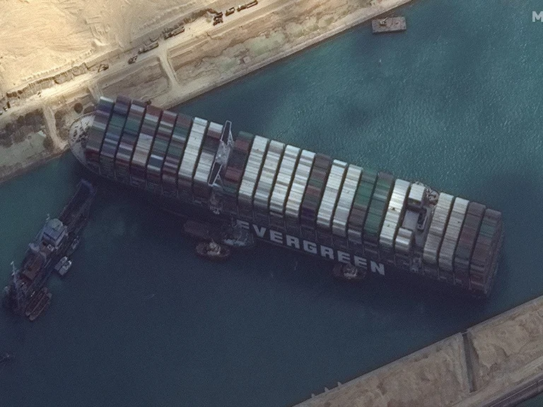 El Canal de Suez se está expandiendo: El trabajo ambicioso comienza después de la nave nunca bloqueada