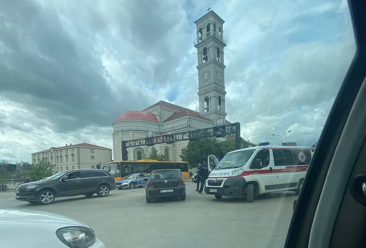 Trois personnes sont blessées dans un accident près de la cathédrale de Pristina