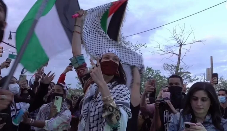 Bella Hadid scende per le strade a sostegno dei palestinesi in conflitto con Israele
