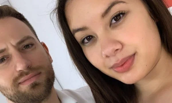 Gesucht in Mord von 20 Jahren alt bei Baby's Präsenz in Griechenland