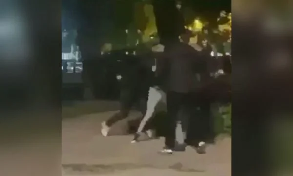Bild von Boxen und Kicken zwischen Gruppen in Pec Square