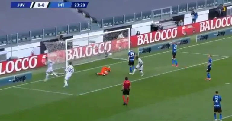 Cristiano Ronaldo Glück, verpassen Sie die Strafe, aber markiert vom Ball zurück.